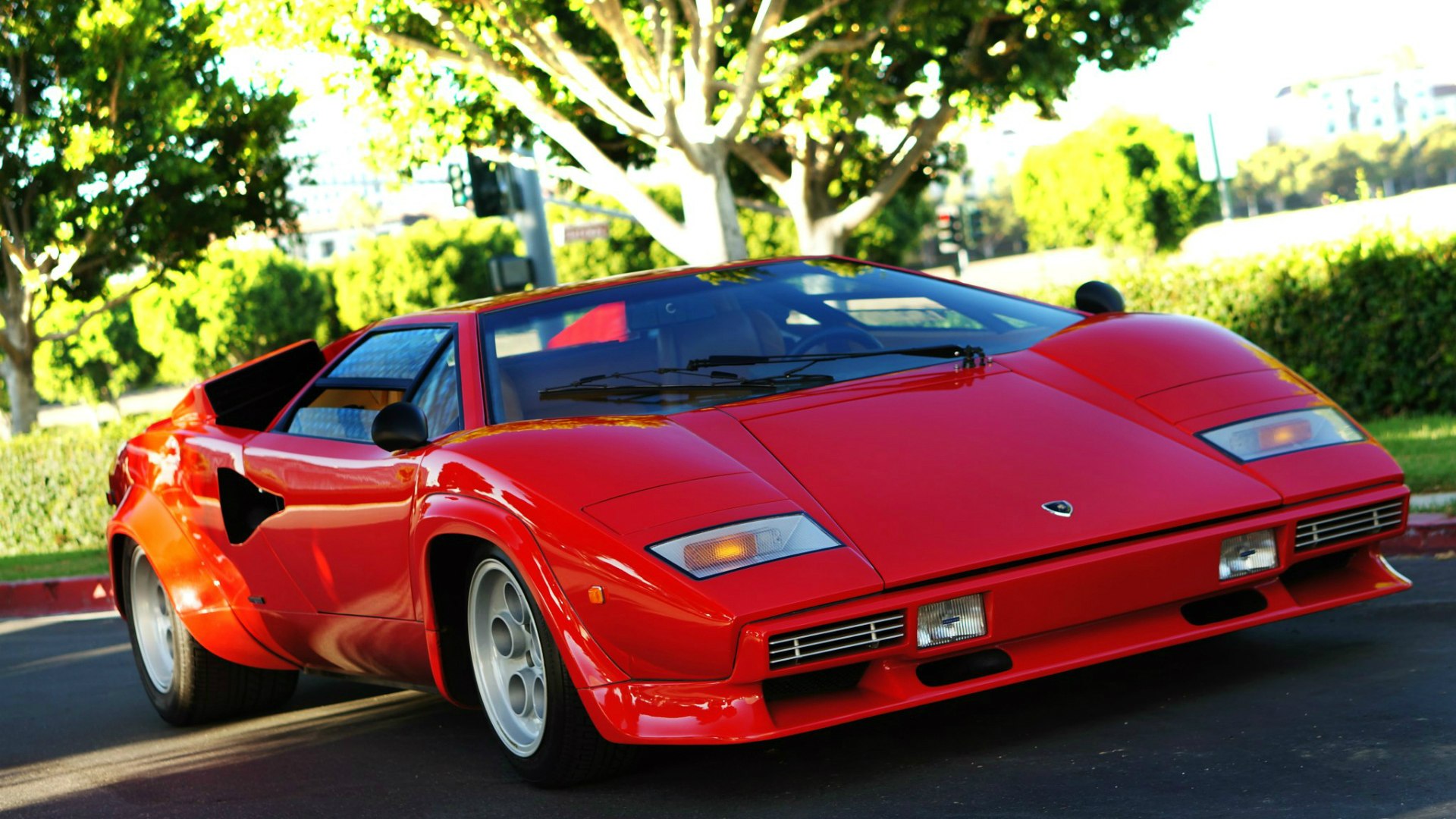 Красный Lamborghini Countach не уступает современным спорткарам